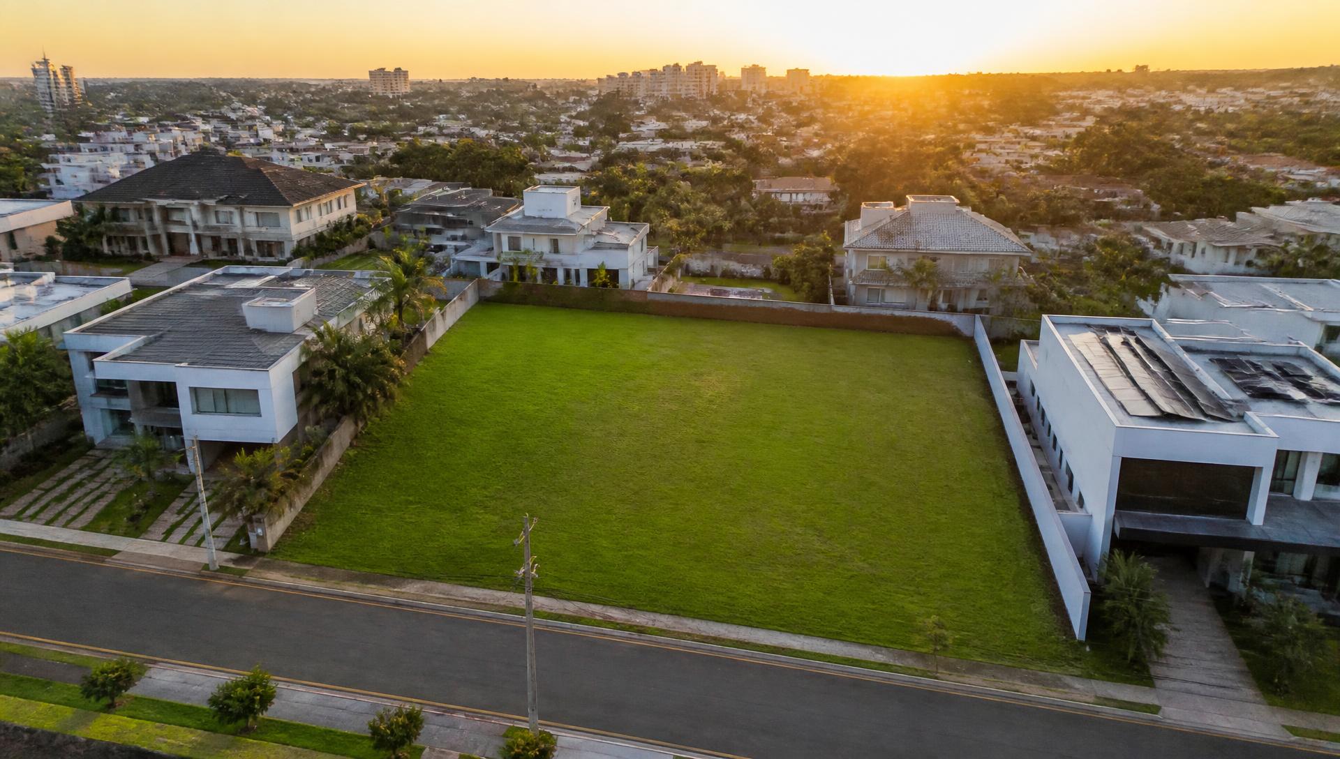 Lote residencial em bairro nobre ao entardecer